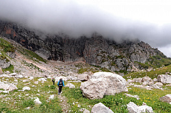 Облака в горах фото с тура через горы к морю с максимальным комфортом Знаменитая Тридцатка - легендарного маршрута 30.  Автор фото Пичаев Максим.